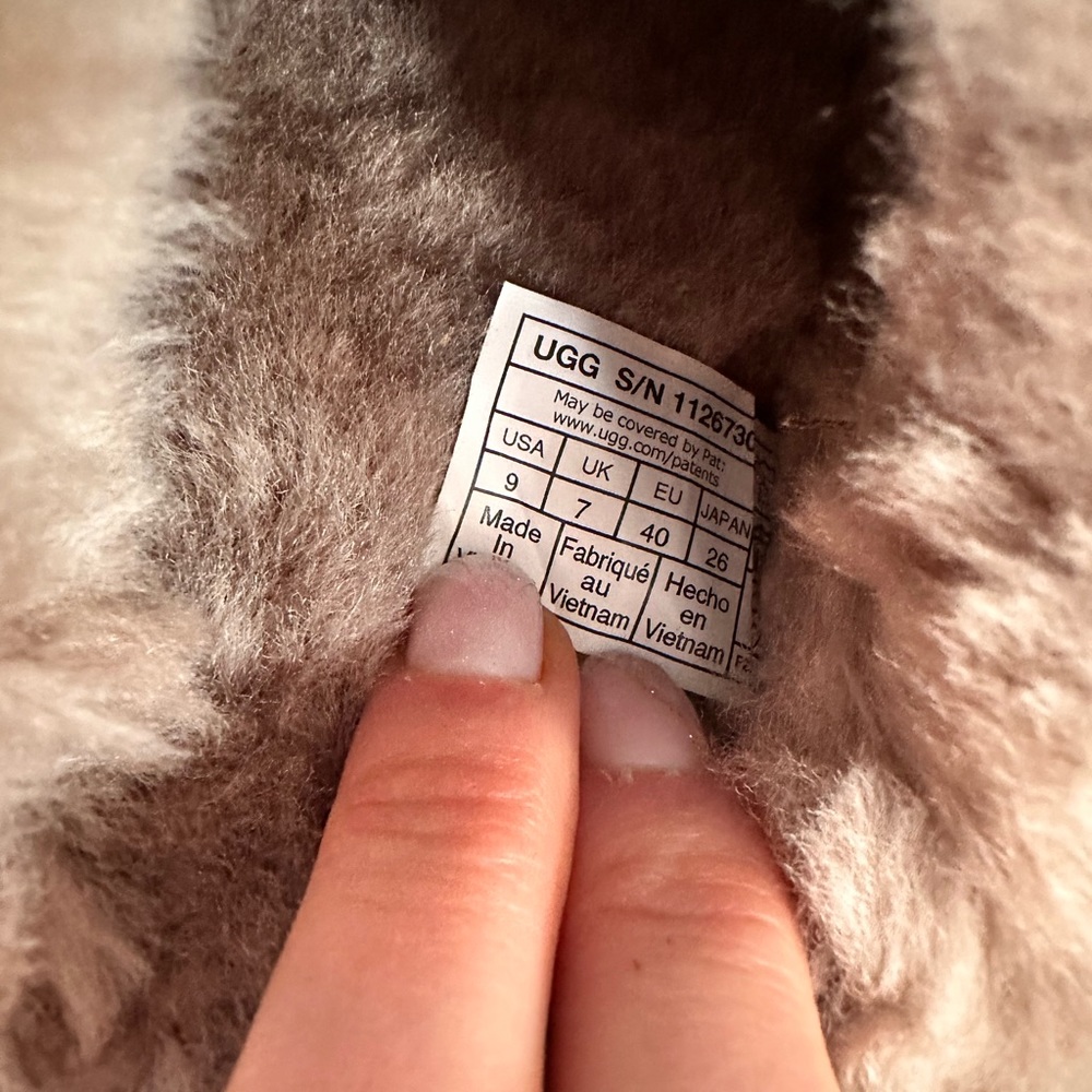 ❌SOLD❌UGG COZY SLIPPERS - Picture 4 of 6